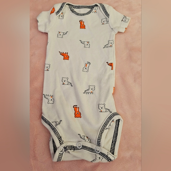 Bundle of onesies with FREE beanies and pants! - Picture 7 of 9